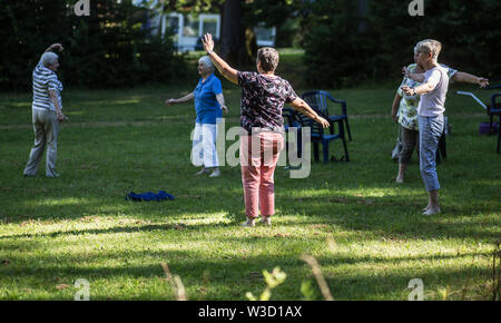 Schramberg, l'Allemagne. 05 juillet, 2019. Un groupe de vieilles dames faire un exercice de danse pour la détente dans le village de vacances de l'éducation et de la famille. Eckenhof Les gens qui prennent soin des personnes atteintes de démence atteignent souvent leurs limites physiques et émotionnelles. Afin de remédier à cela, il y a des fêtes spéciales qui visent à les personnes touchées et leurs proches. (Dpa : 'c'est magique' - locations pour les personnes atteintes de démence) Credit : Christoph Schmidt/dpa/Alamy Live News Banque D'Images