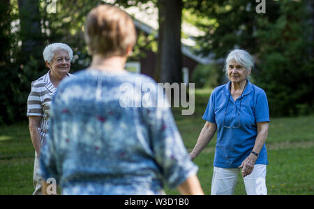 Schramberg, l'Allemagne. 05 juillet, 2019. Erika L. (r) et son groupe de dames plus âgées faire un exercice de danse pour la détente dans le village de vacances de l'éducation et de la famille. Eckenhof Les gens qui prennent soin des personnes atteintes de démence atteignent souvent leurs limites physiques et émotionnelles. Afin de remédier à cela, il y a des fêtes spéciales qui visent à les personnes touchées et leurs proches. (Dpa : 'c'est magique' - locations pour les personnes atteintes de démence) Credit : Christoph Schmidt/dpa/Alamy Live News Banque D'Images