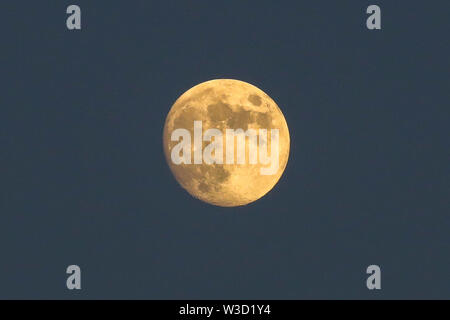 New York, New York, États-Unis. 14 juillet, 2019. Arus dans sa phase de croissant et vu de New York aux États-Unis na noite de dimanche, 14. Crédit : William Volcov/ZUMA/Alamy Fil Live News Banque D'Images