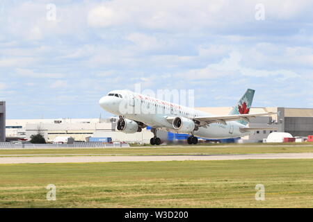 Québec,Canada.un Airbus A320 d'Air Canada à Montréal la-Pierre Elliott Trudeau International Airport Banque D'Images