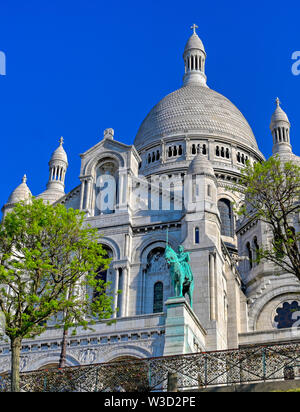 La basilique du Sacré-Cœur de Paris, communément connu sous le nom de Basilique du Sacré-Cœur, situé dans le quartier de Montmartre à Paris, France. Banque D'Images