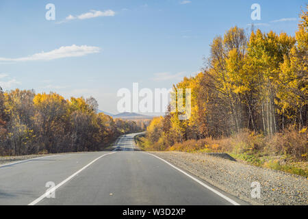 Avec vue imprenable sur la forêt d'automne avec de l'asphalte route de montagne. Beau paysage avec des arbres, à vide, et la lumière du soleil en automne. Billet d Banque D'Images