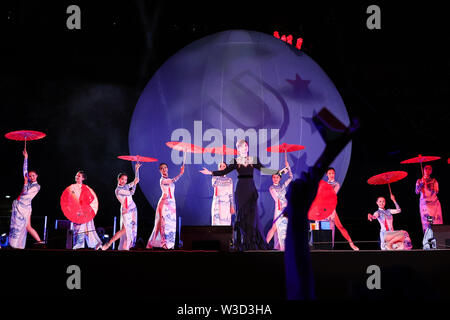 Naples, Italie. 14 juillet, 2019. Chanteur chinois Li Yuchun (avant) effectue pour montrer la culture de la Chine, Chengdu, la ville hôte de la prochaine Universiade, au cours de la cérémonie de clôture de la 30e Universiade d'été à Naples, Italie, le 14 juillet 2019. Credit : Zheng Huansong/Xinhua/Alamy Live News Banque D'Images