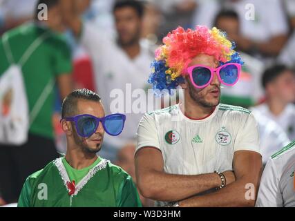 Le Caire. 14 juillet, 2019. Fans de l'Algérie réagir pendant le match de demi-finale entre l'Algérie et le Nigéria à la coupe d'Afrique des Nations 2019 au Caire, Egypte le 14 juillet 2019. Crédit : Li Yan/Xinhua/Alamy Live News Banque D'Images