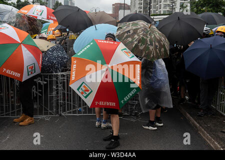 Hong Kong, Chine. 14 juillet, 2019. Les manifestants avec des parasols pendant la manifestation.Des milliers de manifestants en faveur de la démocratie a pris à la rue une fois de plus dans une nouvelle vague de manifestations anti-gouvernementales qui ont été provoquées par le projet de loi sur l'extradition que le gouvernement de Hong Kong a essayé de le pousser vers l'avant en juin 2019. La police a fait au moins 30 manifestants se sont heurtés à des arrestations, alors que la police anti-émeute dans la soirée. Credit : SOPA/Alamy Images Limited Live News Banque D'Images