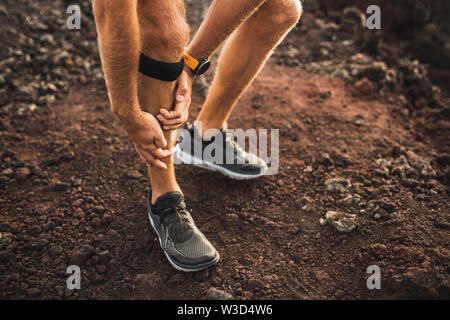 Runner en utilisant le genou bandage ou d'avoir un problème avec blessure à la jambe sur l'exécution. Problème de périoste ou entorse ligament. Banque D'Images