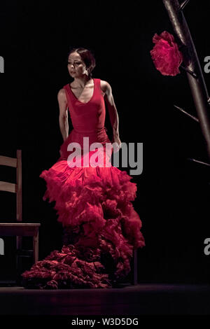 Londres, Royaume-Uni. 11 juillet 2019. Olga Pericet dances sa performance "l'épine qui rêvait d'être une fleur ou la fleur qui rêvait d'être un danseur" lors du 16ème Festival de Flamenco au Sadler's Wells Theatre. Pericet, connu pour créer un monde plein d'images évocatrices au moyen d'une combinaison de danse et de théâtre, a été récipiendaire du Prix national de danse espagnole en 2018. Crédit : Guy Josse/Alamy Live News Banque D'Images