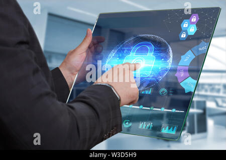 Le commerce, la technologie, internet et réseau concept. Jeune homme d'affaires travaillant sur son ordinateur portable au bureau, sélectionnez l'icône de la sécurité sur le Virtual Banque D'Images