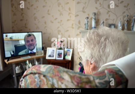 Londres, Royaume-Uni. 09 juillet, 2019. 93-year-old Irene est assis dans son salon en face de la télévision. En Grande-Bretagne, il y a un vif débat à propos de la décision récente de la BBC pour ré-investir plus de 75 ans dans les droits de licence radio. À partir de juin 2020, ils devront aussi payer les 154,50 livres (soit environ 172 euros) par an. Depuis 1999, les personnes âgées ont été exclus. (Dpa 'toujours à redire sur l'argent et influence : la radiodiffusion dans la discussion") Credit : Christoph Meyer/dpa/Alamy Live News Banque D'Images