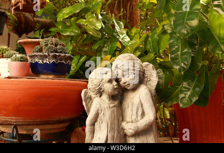 Libre de deux statues amoureux Ange debout ensemble dans le jardin, l'amour concept Banque D'Images