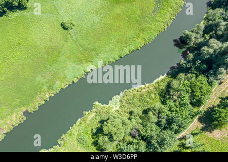 Vue de dessus de l'antenne de rivière et prairie avec des arbres verts fond paysage naturel. Banque D'Images