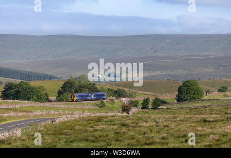 Northern rail class 158 sprinter express train blanc commun Birks (au nord de Garsdale) sur la pittoresque s'installer à Carlisle railway Banque D'Images