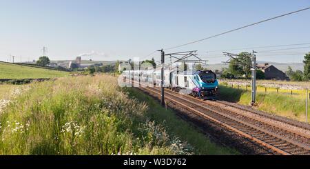 Transpennine Express locomotive classe 68 haler un fac Nova 3 train sur une course d'essai le long de la ligne principale de la côte ouest à Shap, Cumbria Banque D'Images