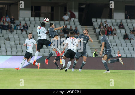 CLUJ NAPOCA, Roumanie - 12 juillet 2019 : FC Universitatea Cluj jouant un match de football amical contre PAOK Salonique Soccer Club de Grèce dans le sont Banque D'Images