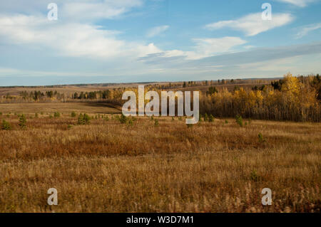 Sibérie Russie rurale, vue de prairies et de champs entre Irkoutsk et le Lac Baïkal Banque D'Images