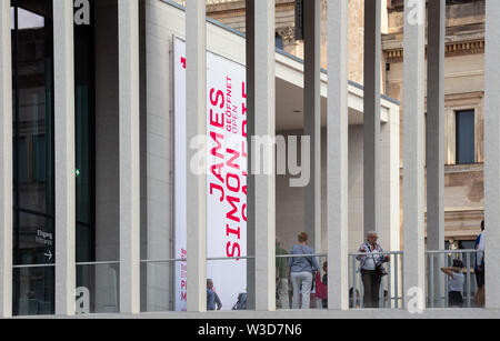 Berlin, Allemagne. Le 13 juillet, 2019. Les visiteurs se tenir sur la terrasse de la galerie James Simon. Les musées nationaux sont invités à l'ouverture de la galerie une journée d'action. Credit : Soeren Stache/dpa/Alamy Live News Banque D'Images