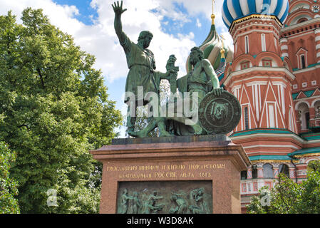 Monument de minine et Pojarski, une statue en bronze sur la Place Rouge à Moscou, en Russie, en face de la cathédrale de Saint Basil Banque D'Images