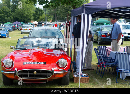 Jaguar E-Type garé avec table prêt pour un déjeuner-buffet au Henley Royal Regatta 2019, Henley-on-Thames, Berkshire, England, UK Banque D'Images