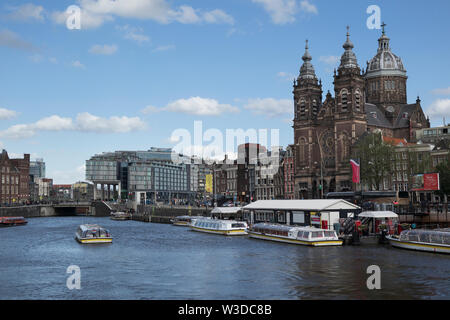 Amsterdam, Pays-Bas - 09 juin 2019 : Basilique Saint Nicolas à Prins Hendrikkade près de l'eau Oudezijds Kolk Banque D'Images