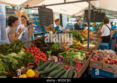 Amsterdam, Pays-Bas - 22 juin 2019 : Des légumes à l'agriculteurs biologiques sur le marché Noordermarkt Banque D'Images