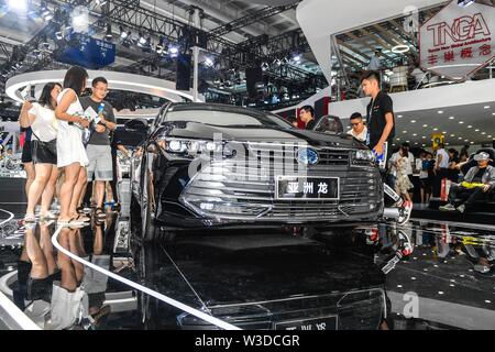 Changchun, Jilin Province de la Chine. Le 13 juillet, 2019. Visiteurs afficher un Avalon sur le stand de l'entreprise commune de FAW Group et Toyota lors du 16ème Chine Changchun Expo internationale de l'automobile à Changchun, Jilin Province du nord-est de la Chine, le 13 juillet 2019. Un total de 61 types de véhicules de 7 marques de Chine FAW Group sont sur l'affichage lors de l'Expo. Credit : Xu Chang/Xinhua/Alamy Live News Banque D'Images