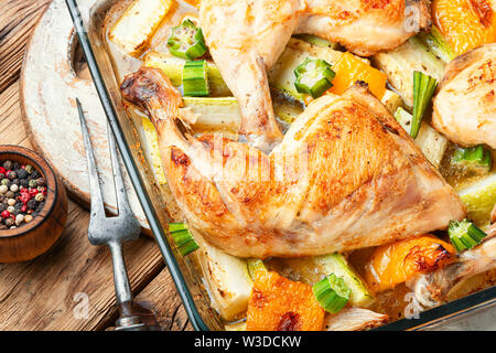 Poulet avec légumes.haut de cuisses de poulet cuite au four avec la courgette. Poulet grillé Banque D'Images