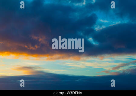 Fond de Ciel spectaculaire coucher du soleil - rose, orange et bleu des nuages colorés éclairés par la lumière au coucher du soleil du soir. Vaste paysage de ciel coucher de soleil Banque D'Images