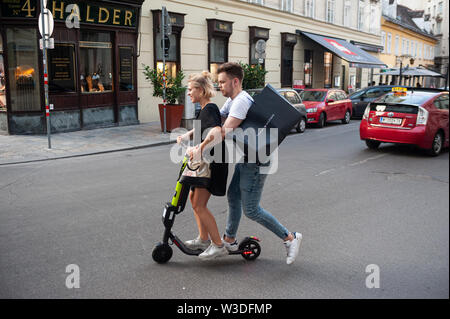 14.06.2019, Vienne, Autriche, Europe - un jeune couple rides un scooter électrique à partir de l'e-scooter ruche fournisseur dans le centre de Vienne. Banque D'Images