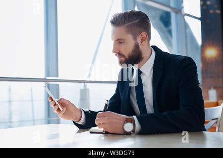 Hipster moderne businessman using mobile phone Banque D'Images