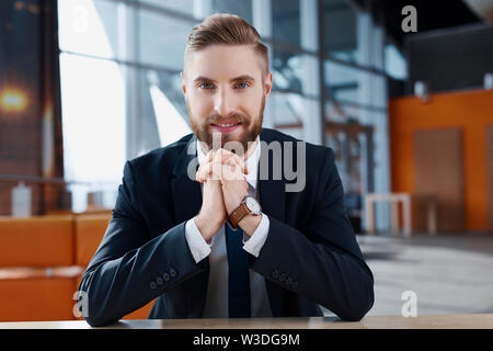 Jeune homme d'hipster au bureau moderne Banque D'Images