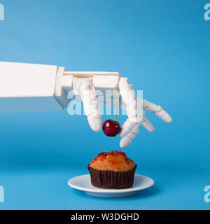 La décoration de la main du robot cupcake sucré avec du noyer Banque D'Images