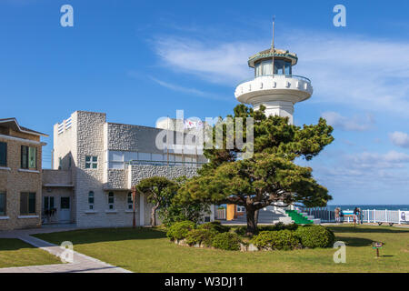 Phare principal Ganjeolgot, la direction de la lumière, avec les bâtiments et les drapeaux coréen près de la côte. Point le plus oriental de la péninsule à Ulsan, Corée du Sud. Banque D'Images