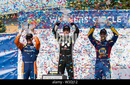 (190715) -- TORONTO, le 15 juillet 2019 (Xinhua) -- l'équipe champion pilote de la Penske Simon Pagenaud (C) de la France, vice-Champion Chip Ganassi Racing driver's Scott Dixon (L) de la Nouvelle-Zélande et troisième Andretti Autosport conducteur d'Alexander Rossi de l'United States célébrer au cours de la cérémonie de la 2019 Honda Indy Toronto de la NTT IndyCar Series à Exhibition Place à Toronto, Canada, le 14 juillet 2019. Le pilote de l'équipe Penske Simon Pagenaud de France a soutenu le titre avec un temps de 1:30:16,4388. (Xinhua/Zou Zheng) Banque D'Images