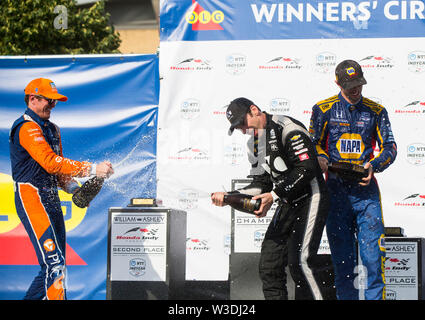 (190715) -- TORONTO, le 15 juillet 2019 (Xinhua) -- le pilote de l'équipe Penske Simon Pagenaud (C) de la France et de Chip Ganassi Racing driver's Scott Dixon (L) de la Nouvelle-Zélande champagne de pulvérisation à l'autre pendant la cérémonie de la 2019 Honda Indy Toronto de la NTT IndyCar Series à Exhibition Place à Toronto, Canada, le 14 juillet 2019. Le pilote de l'équipe Penske Simon Pagenaud de France a soutenu le titre avec un temps de 1:30:16,4388. (Xinhua/Zou Zheng) Banque D'Images