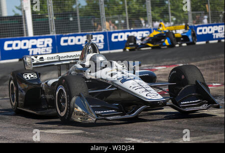 (190715) -- TORONTO, le 15 juillet 2019 (Xinhua) -- le pilote de l'équipe Penske Simon Pagenaud (avant) de la France au cours de la course Honda Indy Toronto 2019 de la série IndyCar NTT à Exhibition Place à Toronto, Canada, le 14 juillet 2019. Le pilote de l'équipe Penske Simon Pagenaud de France a soutenu le titre avec un temps de 1:30:16,4388. (Xinhua/Zou Zheng) Banque D'Images