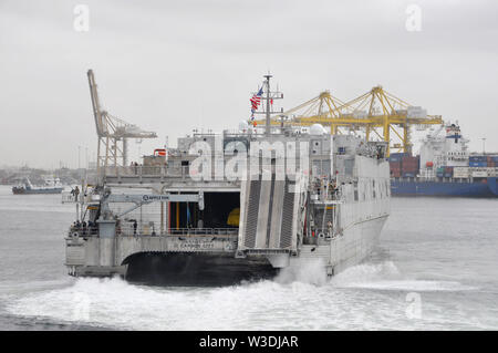 190706-N-N0901-0003 - DAKAR, Sénégal (6 juillet 2019) - le fer de lance du corps expéditionnaire de navire de transport rapide USNS Carson City (T-EPF 7) arrivant à Dakar, Sénégal pour la première visite de son port de partenariat pour l'Afrique le déploiement du golfe de Guinée, le 6 juillet 2019. Carson City est déployée dans le golfe de Guinée pour démontrer les progrès réalisés par le partenariat et l'engagement des États-Unis à l'Afrique de l'ouest par petit bateau, d'aide à l'entretien de l'application de la loi maritime, d'engagement et médicale et des relations communautaires de sensibilisation. L'APS est NAVAF-phare du programme de coopération en matière de sécurité maritime l'accent sur les saf maritime Banque D'Images