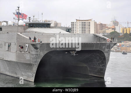 190706-N-N0901-0008 - DAKAR, Sénégal (6 juillet 2019) - le fer de lance du corps expéditionnaire de navire de transport rapide USNS Carson City (T-EPF 7) arrive à Dakar, Sénégal pour la première visite de son port de partenariat pour l'Afrique le déploiement du golfe de Guinée, le 6 juillet 2019. Carson City est déployée dans le golfe de Guinée pour démontrer les progrès réalisés par le partenariat et l'engagement des États-Unis à l'Afrique de l'ouest par petit bateau, d'aide à l'entretien de l'application de la loi maritime, d'engagement et médicale et des relations communautaires de sensibilisation. L'APS est NAVAF-phare du programme de coopération en matière de sécurité maritime en se concentrant sur la sécurité maritime Banque D'Images