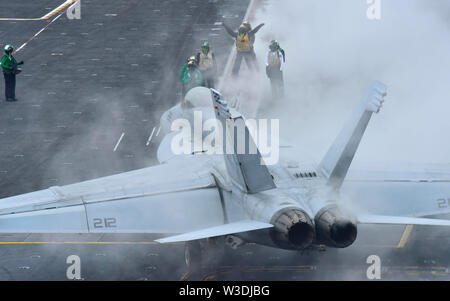 190712-N-VY375-1261 de l'OCÉAN PACIFIQUE (12 juillet 2019) Marins de diriger un F/A-18E Super Hornet, affecté à la "Tomcatters" de Strike Fighter Squadron (VFA) 31, sur le pont du porte-avions USS Theodore Roosevelt (CVN 71). Theodore Roosevelt mène des opérations de routine dans l'océan Pacifique. (U.S. Photo par marine Spécialiste de la communication de masse 2e classe Pyoung K. Yi) Banque D'Images