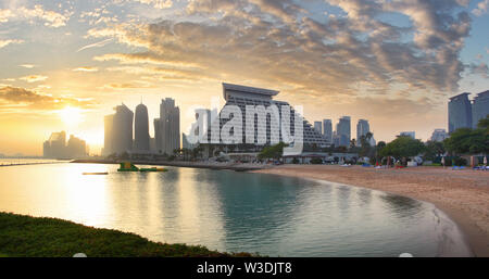 Le centre-ville de la ville de Doha après le coucher du soleil, au Qatar Banque D'Images