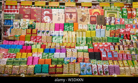 Une grande variété de thé à la vente au marché local occupé, Talat Warorot, à Chiang Mai, Thaïlande. Banque D'Images