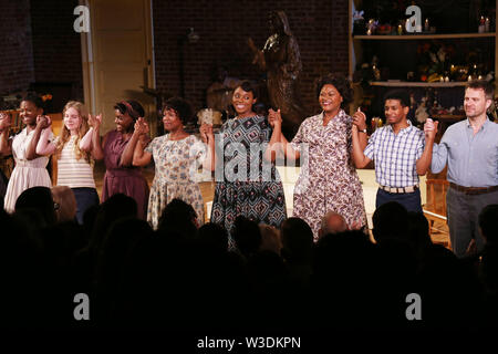 Soirée d'ouverture Curtain Call pour la vie secrète des abeilles à l'Atlantic Theatre. Avec : Elizabeth, LaChanze Saycon Sengbloh Teeter, Anastacia, McCleskey, Jai'Len Christine Li Josey, Romelda Teron Benjamin, Brett Gray, Manoel Felciano Où : New York, New York, United States Quand : 13 Juin 2019 Crédit : Joseph Marzullo/WENN.com Banque D'Images