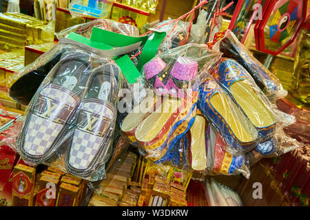 Chaussures de papier, un temple bouddhiste populaire, offrant à la vente à l'animation de marché local, Talat Warorot, à Chiang Mai, Thaïlande. Banque D'Images