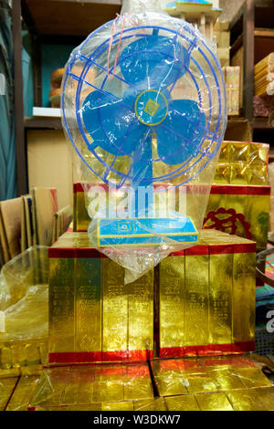 Un ventilateur de papier bleu, utilisé comme un temple bouddhiste à l'épargne. En vente à l'animation de marché local, Talat Warorot, à Chiang Mai, Thaïlande. Banque D'Images