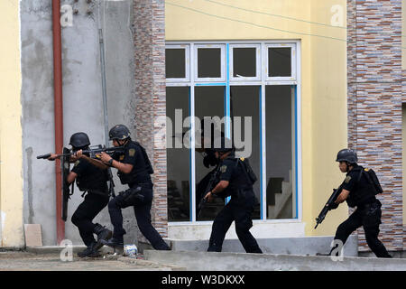 Quezon City, Philippines. 15 juillet, 2019. Les membres de la Police nationale philippine's Special armes et tactiques (PNP-SWAT) participer à un exercice de simulation à Quezon City, Philippines, le 15 juillet 2019. Le PCNB a montré leurs capacités à répondre aux bombardements, le terrorisme et les menaces d'otages en préparation de l'état de la Nation (SONA) de la présidente philippine Rodrigo Duterte. Credit : Rouelle Umali/Xinhua/Alamy Live News Banque D'Images