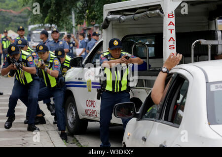 Quezon City, Philippines. 15 juillet, 2019. Les membres de la Police nationale des Philippines (PNP) arrestation d'une simulation d'attentats terroristes, car ils participent à un exercice de simulation à Quezon City, Philippines, le 15 juillet 2019. Le PCNB a montré leurs capacités à répondre aux bombardements, le terrorisme et les menaces d'otages en préparation de l'état de la Nation (SONA) de la présidente philippine Rodrigo Duterte. Credit : Rouelle Umali/Xinhua/Alamy Live News Banque D'Images