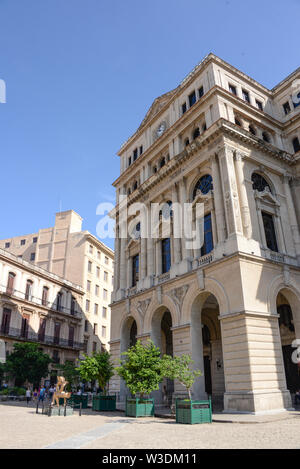 Amérique latine, Caraïbes, Cuba, La Havane, La Habana Vieja, la Plaza San Francisco, Lonja del Comercio Banque D'Images