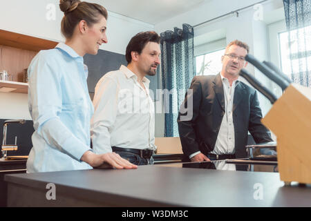 Couple checking out nouvelle cuisine dans le magasin Banque D'Images