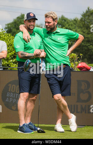 Boyzone chanteur et acteur St Couronnement Keith Duffy et l'ancien chanteur de Westlife, Brian McFadden prenant part à la coupe du tournoi de golf de bienfaisance célébrité au Celtic Manor Resort au Pays de Galles. Banque D'Images