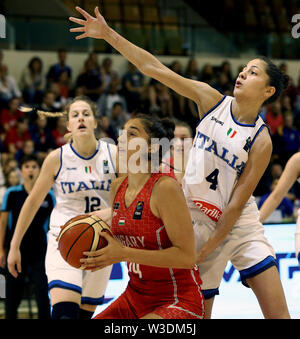 (190715) -- SARAJEVO, 15 juillet 2019 (Xinhua) -- Julia (Boros bas) de la Hongrie est en concurrence contre Beatrice Stroscio (R) de l'Italie pendant le match final de la FIBA U18 Championnat d'Europe de 2019 à Sarajevo, Bosnie-Herzégovine, le 14 juillet 2019. L'Italie a gagné 70-62. (Xinhua/Nedim Grabovica) Banque D'Images