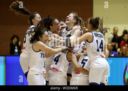 Sarajevo, Bosnie-et-Herzégovine. 14 juillet, 2019. Les joueurs d'Italie célèbrent après avoir remporté le match final de la FIBA U18 Championnat d'Europe de 2019 à Sarajevo, Bosnie-Herzégovine, le 14 juillet 2019. L'Italie a gagné 70-62. Credit : Nedim Grabovica/Xinhua/Alamy Live News Banque D'Images